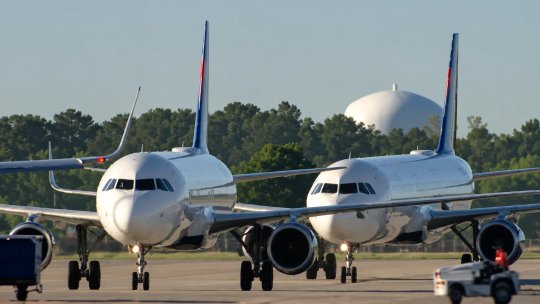 Zboruri întârziate pe marile aeroporturi din SUA, după ce muncitorii au tăiat accidental un cablu