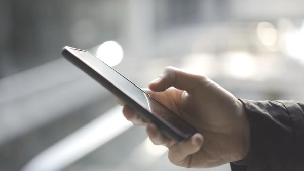 Președinte Nicușor Dan spune că restricționarea accesului copiilor la rețelele sociale trebuie discutată pe baza datelor științifice