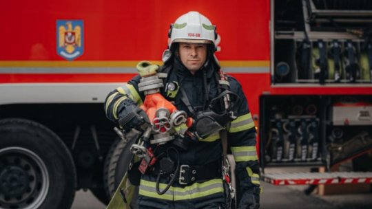 MEHEDINȚI: Intervenția pentru stingerea incendiului de la fabrica de celuloză continuă