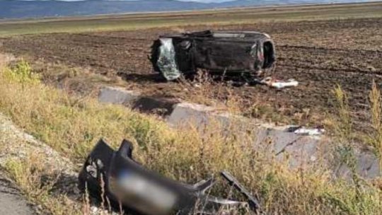 BUZĂU: 7 răniți după ce un autoturism s-a răsturnat pe câmp, pe DJ 203C