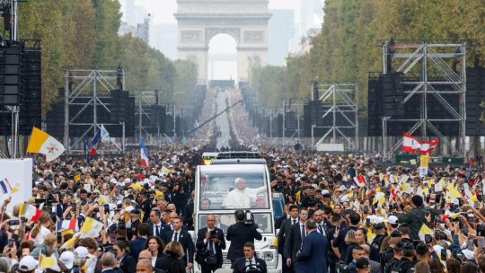 Mulțimi uriașe îl întâmpină pe Papa Leon la Paris, pentru o liturghie în aer liber