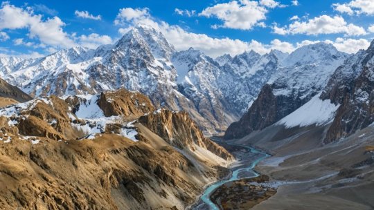 NEPAL: 2 alpiniști morți și alți 8 dispăruți după ce o avalanșă a lovit o tabără de bază din Himalaya