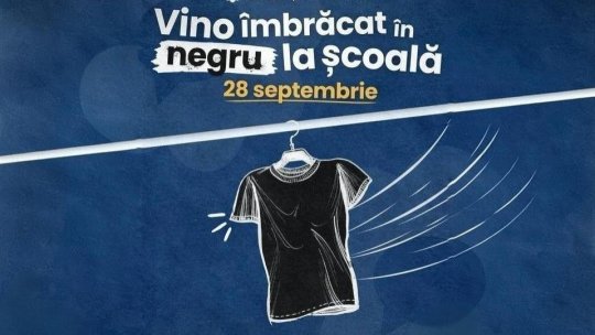 Elevii protestează, îmbrăcați în negru, față de obligativitatea uniformelor școlare