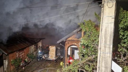 Bărbat rănit în urma unui incendiu la o gospodărie din Albeștii de Argeș