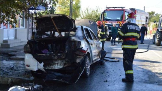 Accident rutier produs la Vădeni: Un autoturism a ars complet