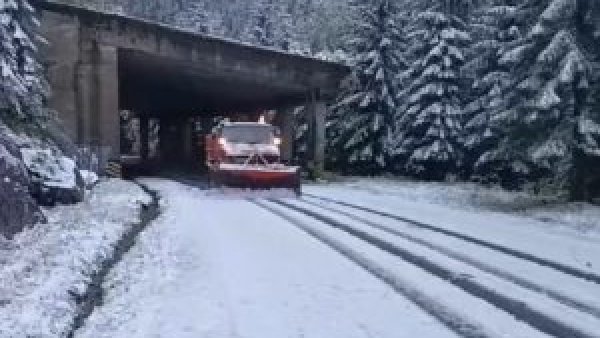 Circulaţia rutieră pe Transfăgărăşan, oprită temporar