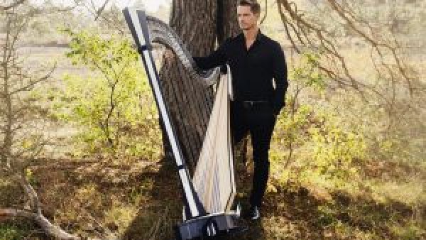 Celebrul harpist Xavier de Maistre deschide stagiunea Orchestrei de Cameră Radio