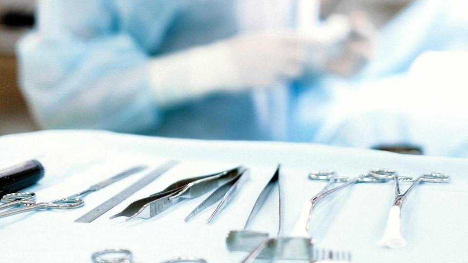 Profesoara înjunghiată de un elev într-o școală din Bistrița, operată de urgență | LIVE TEXT