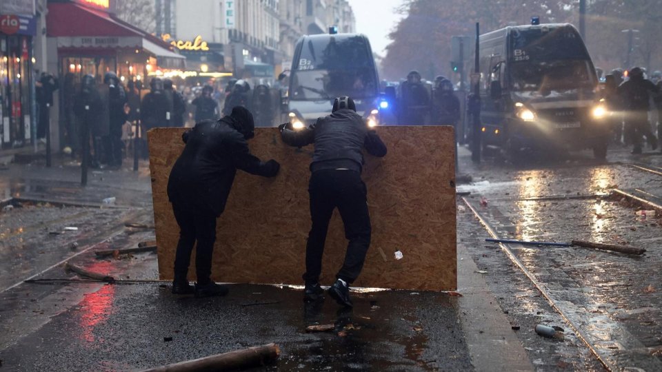 FRANȚA: Violențe de stradă la Paris și Marsilia după o zi de proteste, în mare parte, pașnice