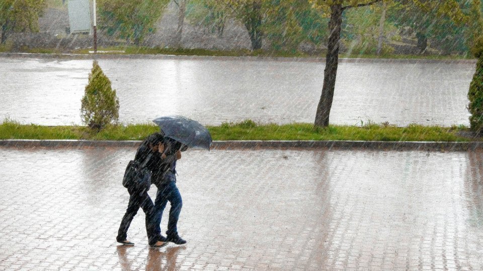 ANM: Ploi și vânt, până miercuri, în toată țara. Strat de zăpadă la altitudini de peste 1.500 de metri