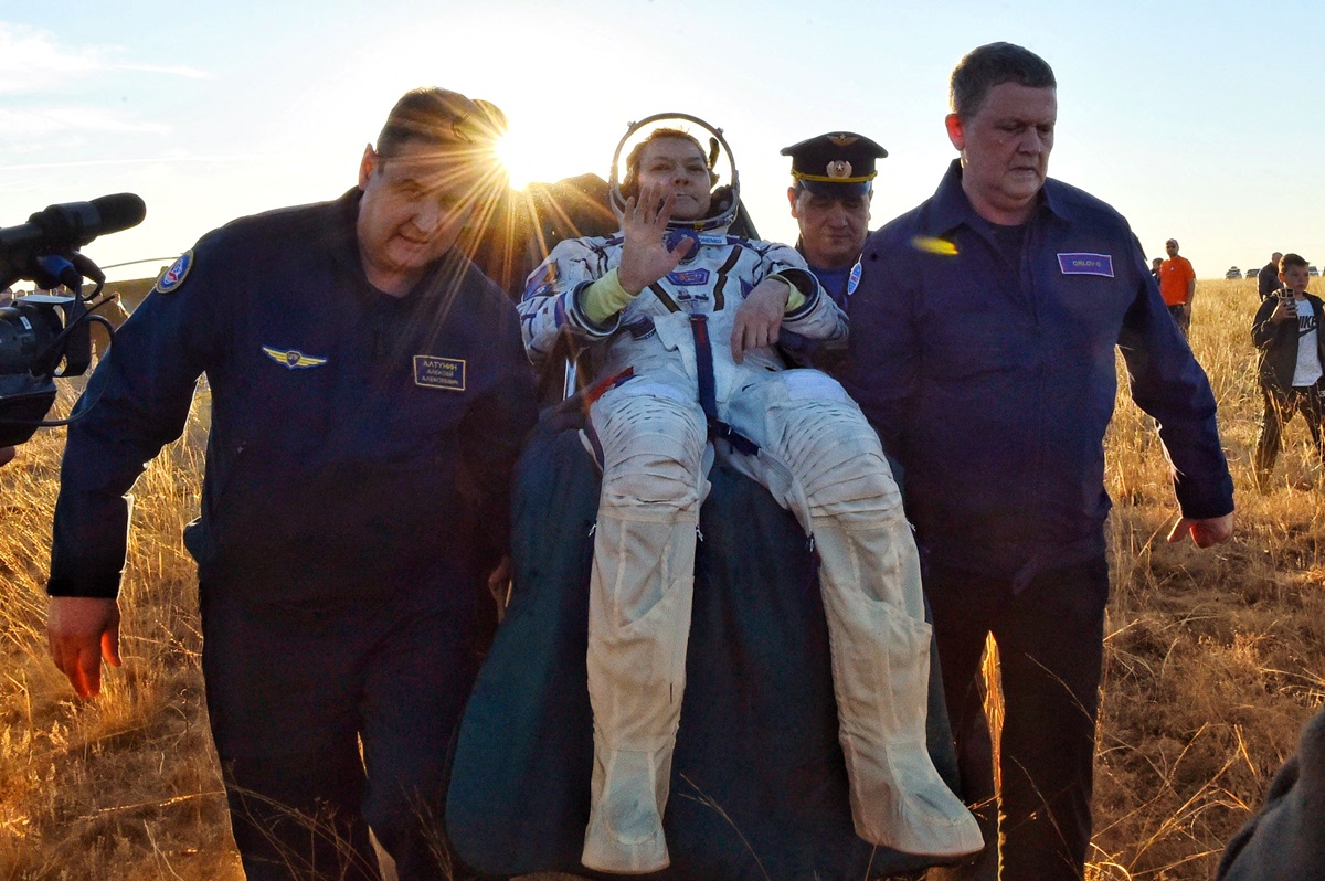 Cosmonautul Roscosmos Oleg Kononenko, membru al echipajului Stației Spațiale Internaționale (ISS), este transportat de echipajul de la sol după aterizarea într-o zonă izolată de lângă Zhezkazgan, Kazahstan