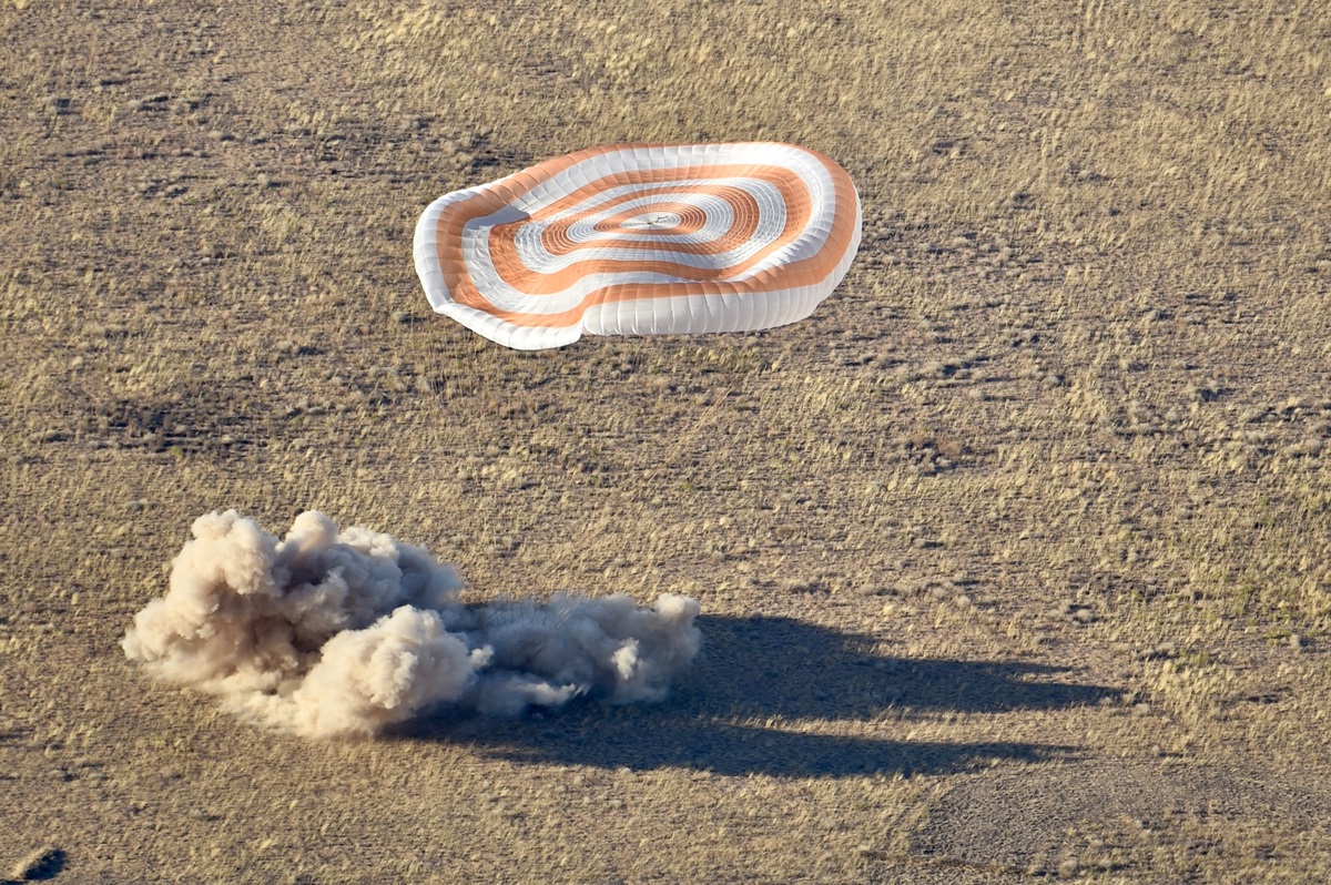 Capsula spațială Soyuz MS-25 care transportă echipajul Stației Spațiale Internaționale (ISS), format din cosmonauții Roscosmos Oleg Kononenko, Nikolai Chub și astronautul NASA Tracy Dyson, aterizează într-o zonă îndepărtată de lângă Zhezkazgan, Kazahstan, la 23 septembrie 2024.