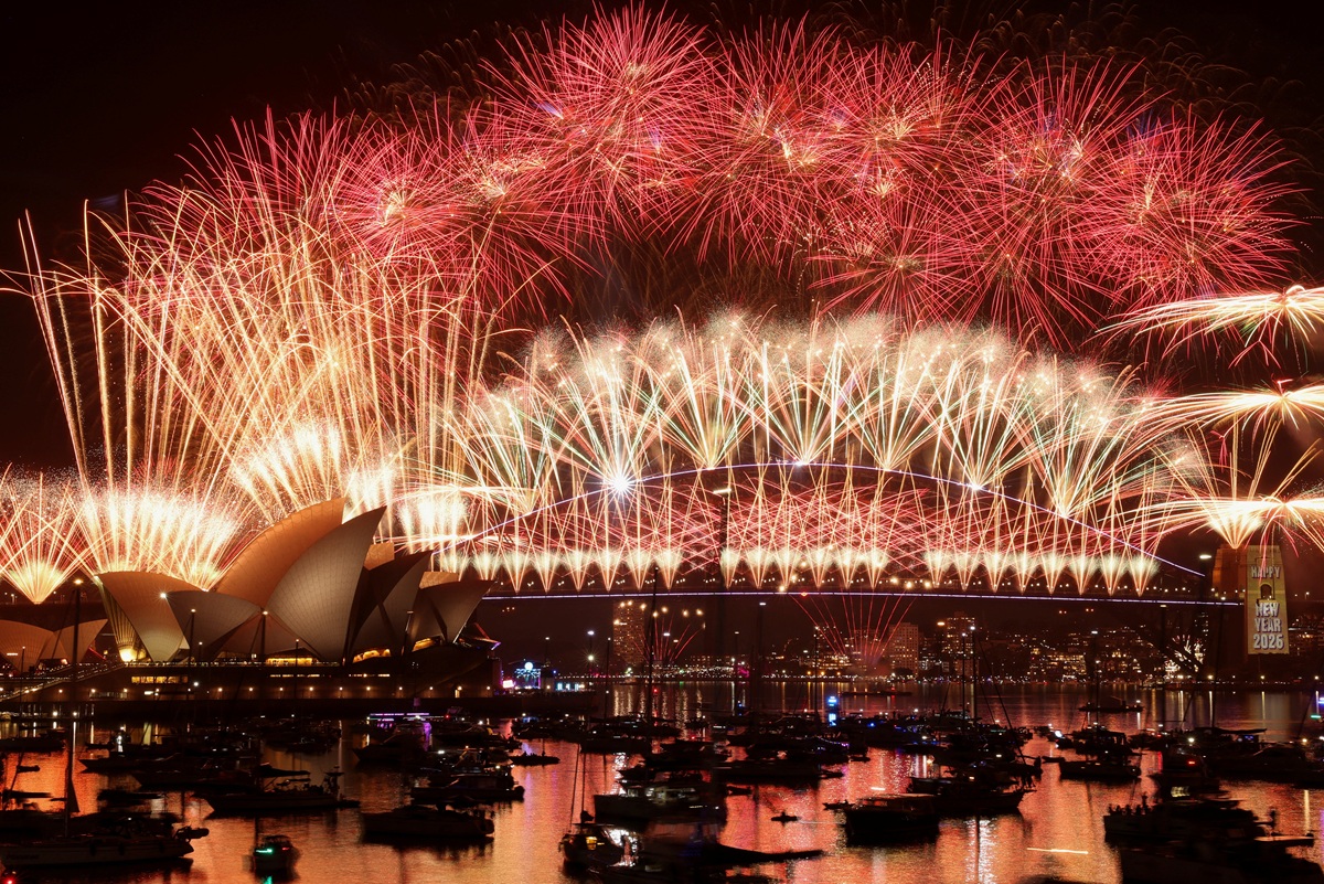 Focuri de artificii explodează deasupra podului Sydney Harbour Bridge pentru a marca Anul Nou în Sydney, Australia, 1 ianuarie 2026.