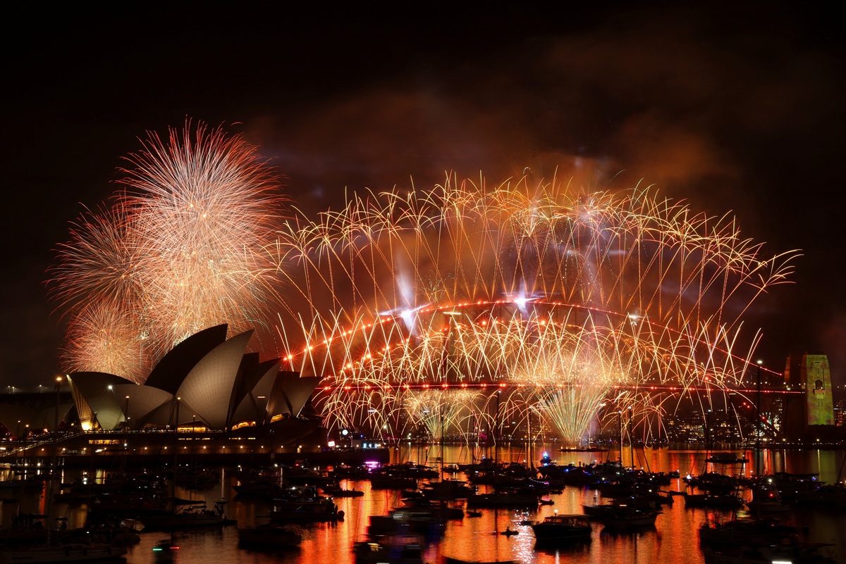 Focuri de artificii explodează deasupra podului Sydney Harbour Bridge pentru a marca Anul Nou în Sydney, Australia, 1 ianuarie 2026.