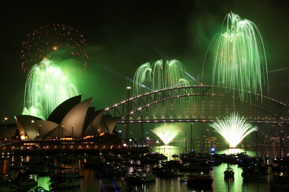 Focuri de artificii explodează deasupra podului Sydney Harbour Bridge pentru a marca Anul Nou în Sydney, Australia, 1 ianuarie 2026.
