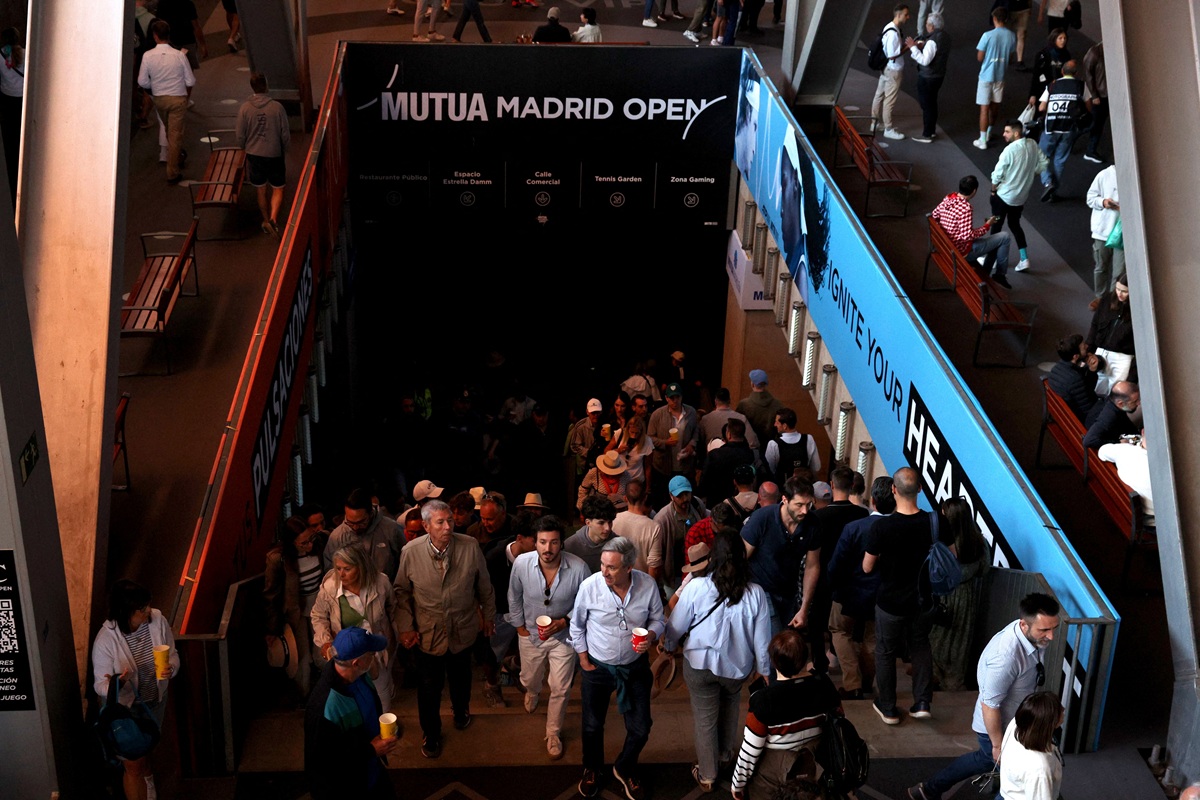 Suporteri plecând după ce meciurile de la Madrid Open au fost suspendate din cauza penei de curent