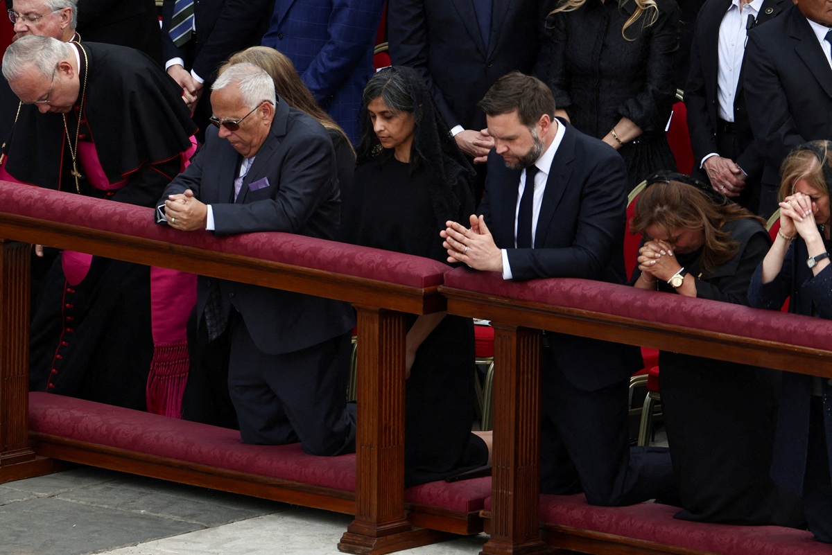 Vicepreședintele american JD Vance și soția sa, Usha Vance, se roagă în timpul slujbei inaugurale a Papei Leon al XIV-lea la Vatican