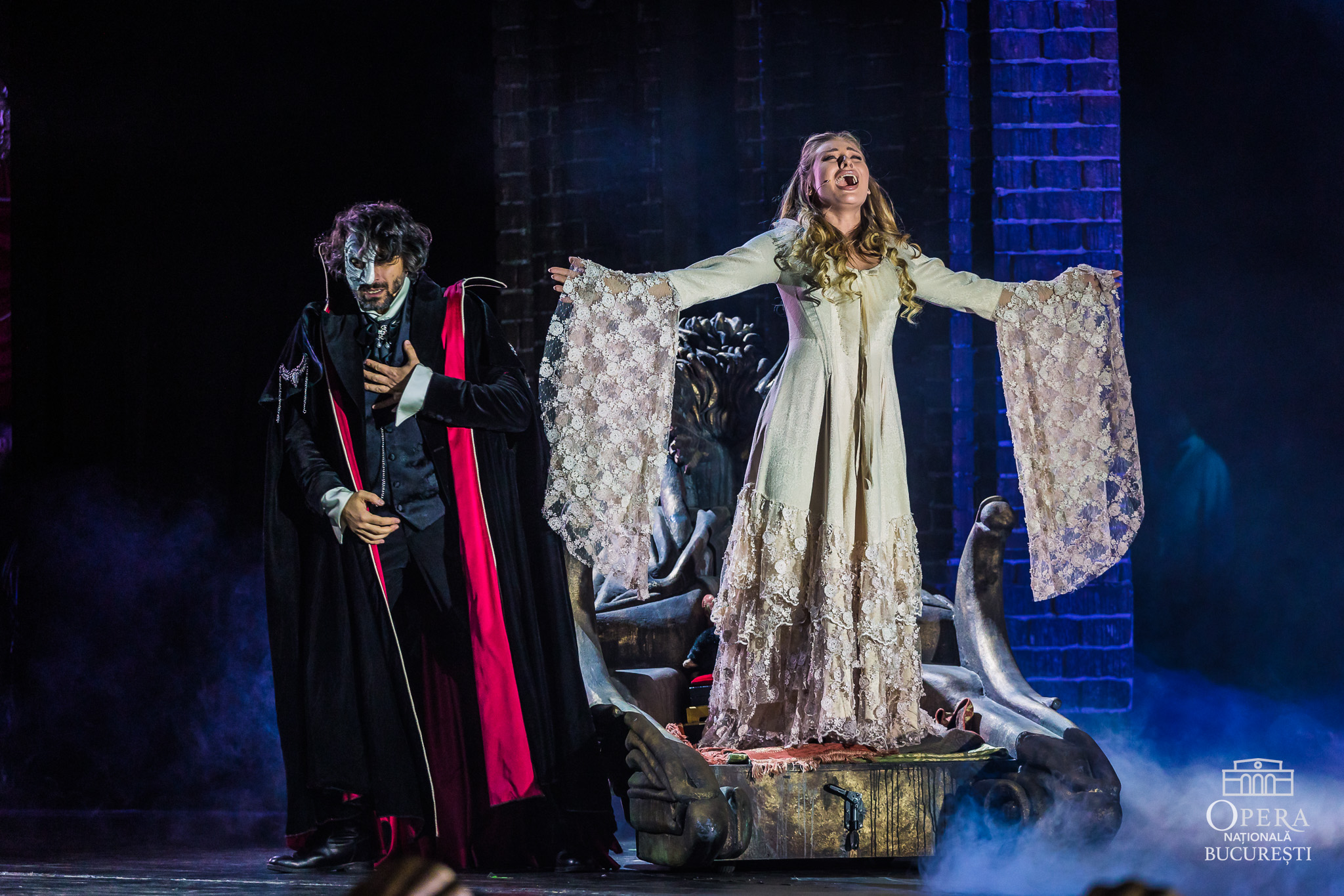 Soprana Irina Baiant (Christine Daae) si Adrian Nour (Fantoma) interpretari exceptionale in cea mai complexa productie culturala de pe scenele din Romania